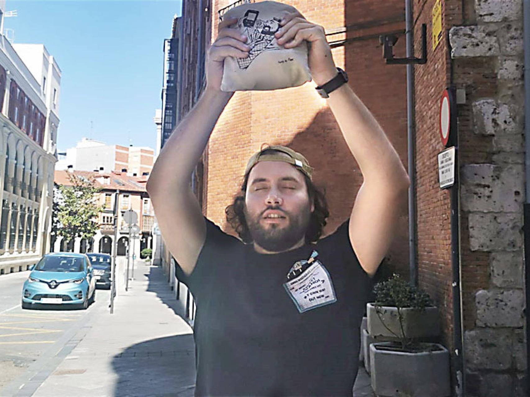 Andrés con el saco extraviado