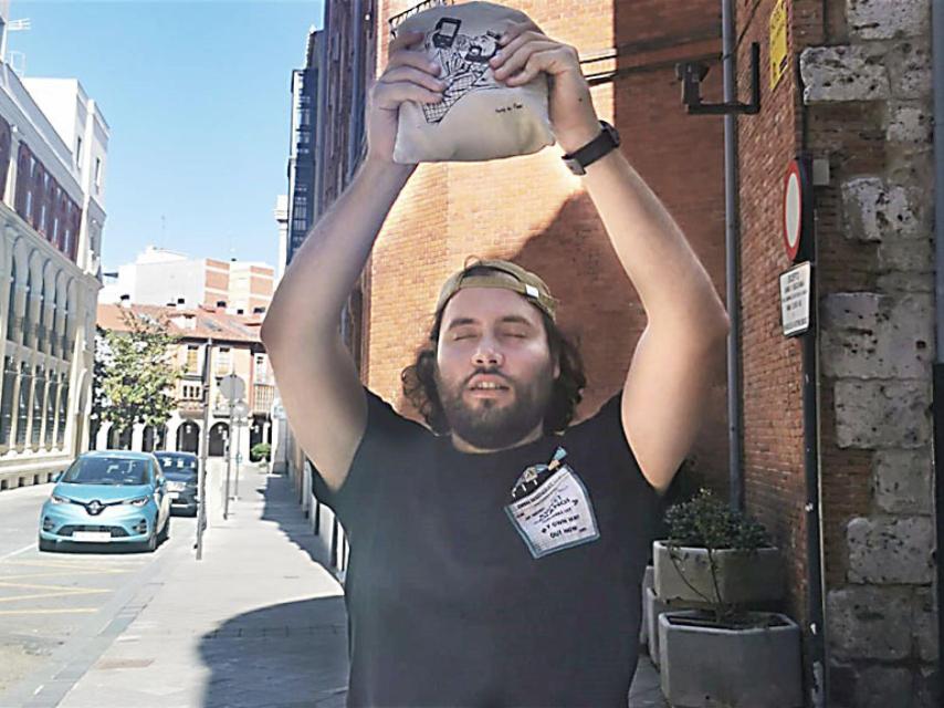 Andrés con el saco extraviado