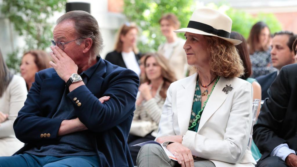 Bertín Osborne, conmovido con un testimonio. A su lado, la infanta Elena.