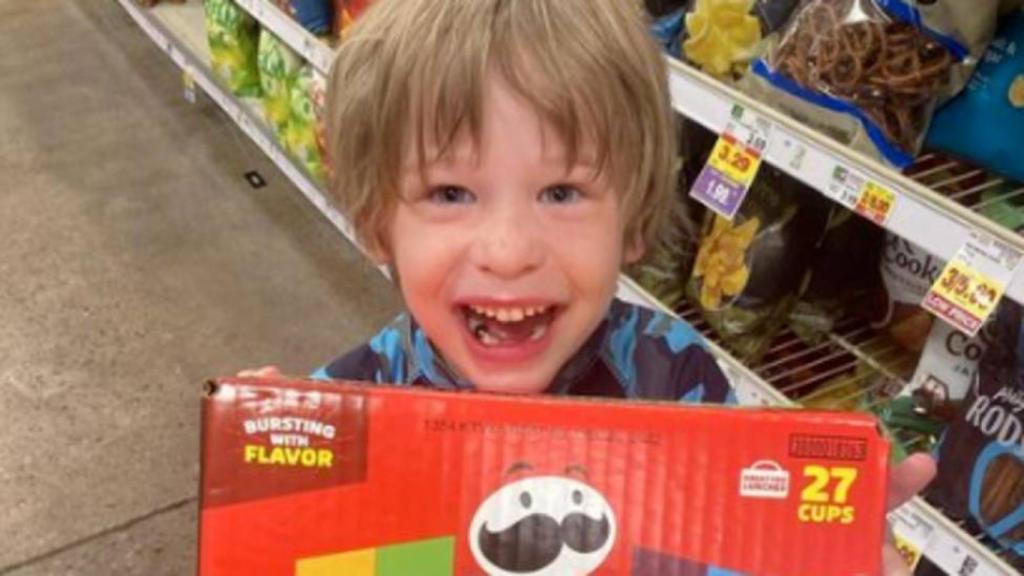 El joven Rainier Crawford con sus botes de patatas