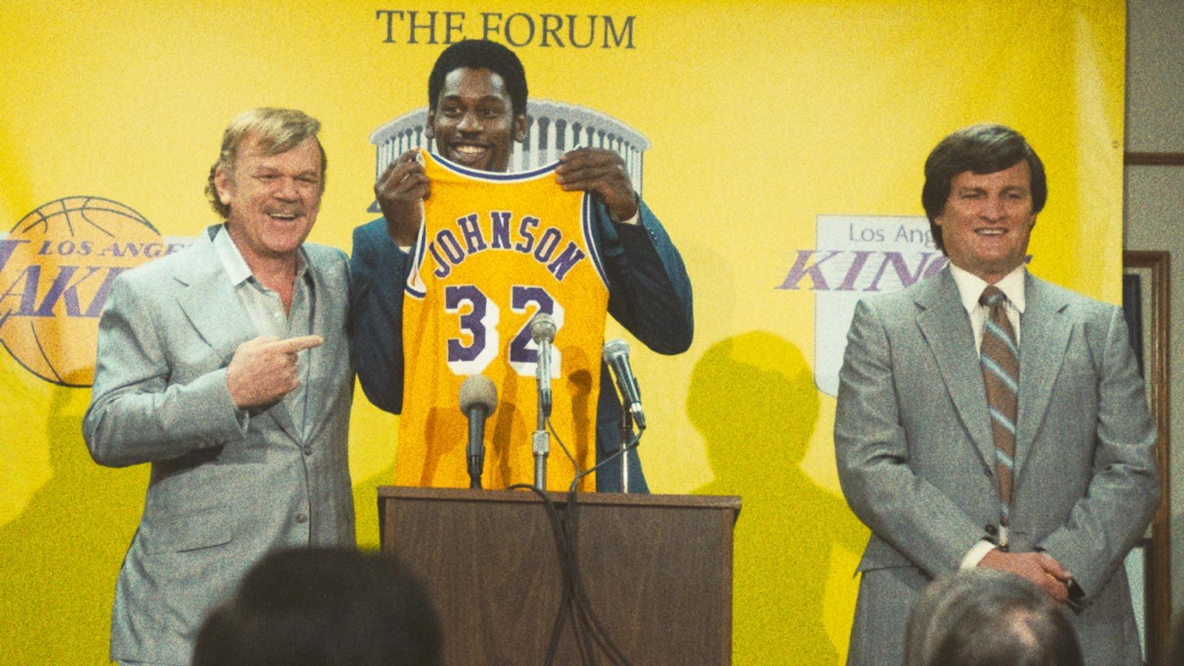 Jerry Buss (John C. Riley), Magic Johnson (Quincy Isaiah) y Jerry West (Jason Clarke) en un fotograma de la serie de HBO Max.