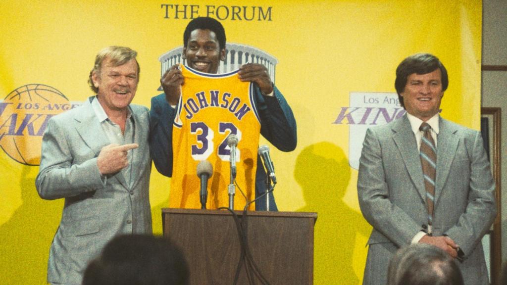 Jerry Buss (John C. Riley), Magic Johnson (Quincy Isaiah) y Jerry West (Jason Clarke) en un fotograma de la serie de HBO Max.