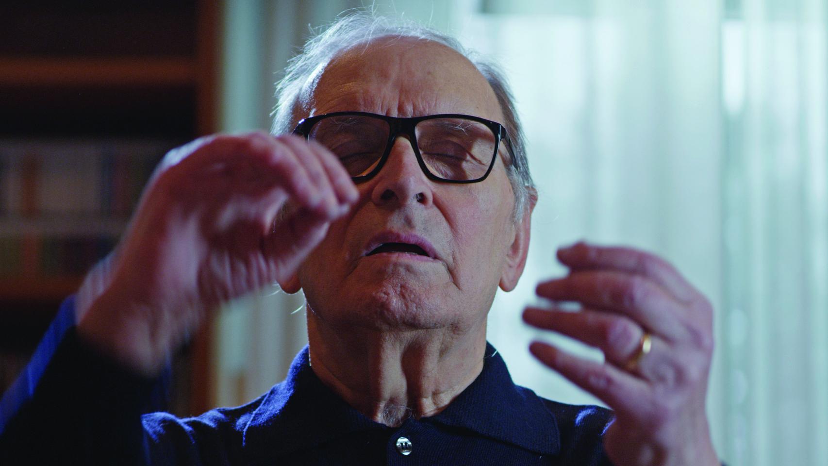 El director conduce a una orquesta imaginaria en un momento de 'Ennio, el Maestro'