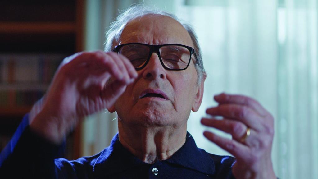 El director conduce a una orquesta imaginaria en un momento de 'Ennio, el Maestro'