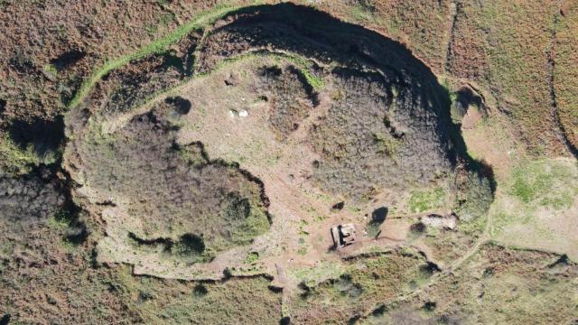 Vista aérea del castro do Castelo dos Mouros, en la isla de Ons. / GEAAT