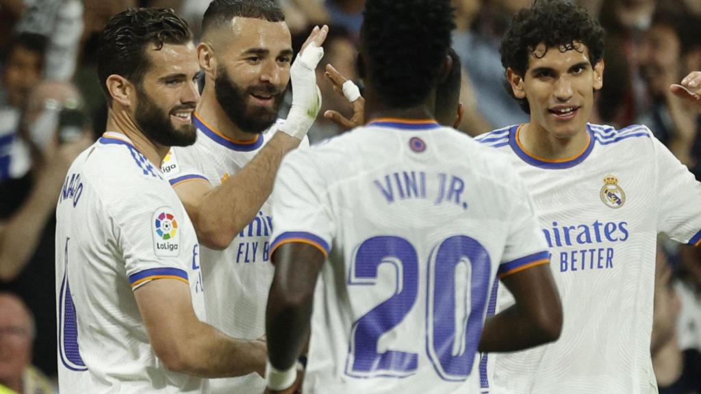 Karim Benzema celebra su gol al Levante con sus compañeros del Real Madrid