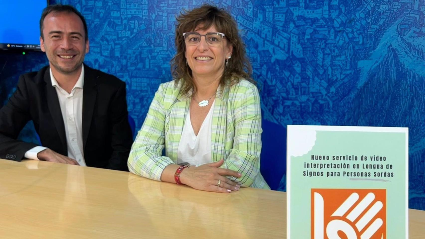 La concejala de Servicios Sociales, Ana Belén Abellán, junto a Antonio Jesús Vega, responsable de negocio de la empresa 'Comunicados en Lengua de Signos'.