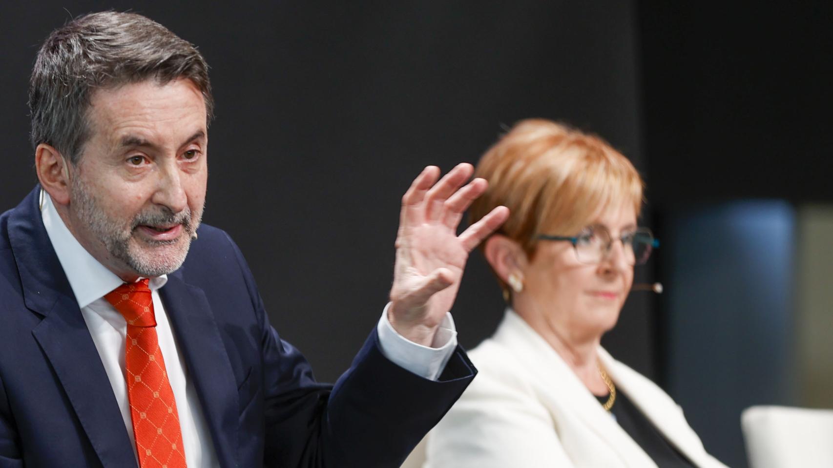 El consejero delegado de Repsol, Josu Jon Imaz, (i) junto a la consejera de Desarrollo Económico, Arantxa Tapia, en la conferencia previa a la Asamblea de la patronal de Bizkaia, CEBEK. .