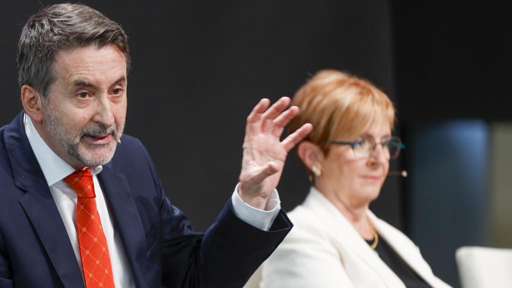 El consejero delegado de Repsol, Josu Jon Imaz, (i) junto a la consejera de Desarrollo Económico, Arantxa Tapia, en la conferencia previa a la Asamblea de la patronal de Bizkaia, CEBEK. .