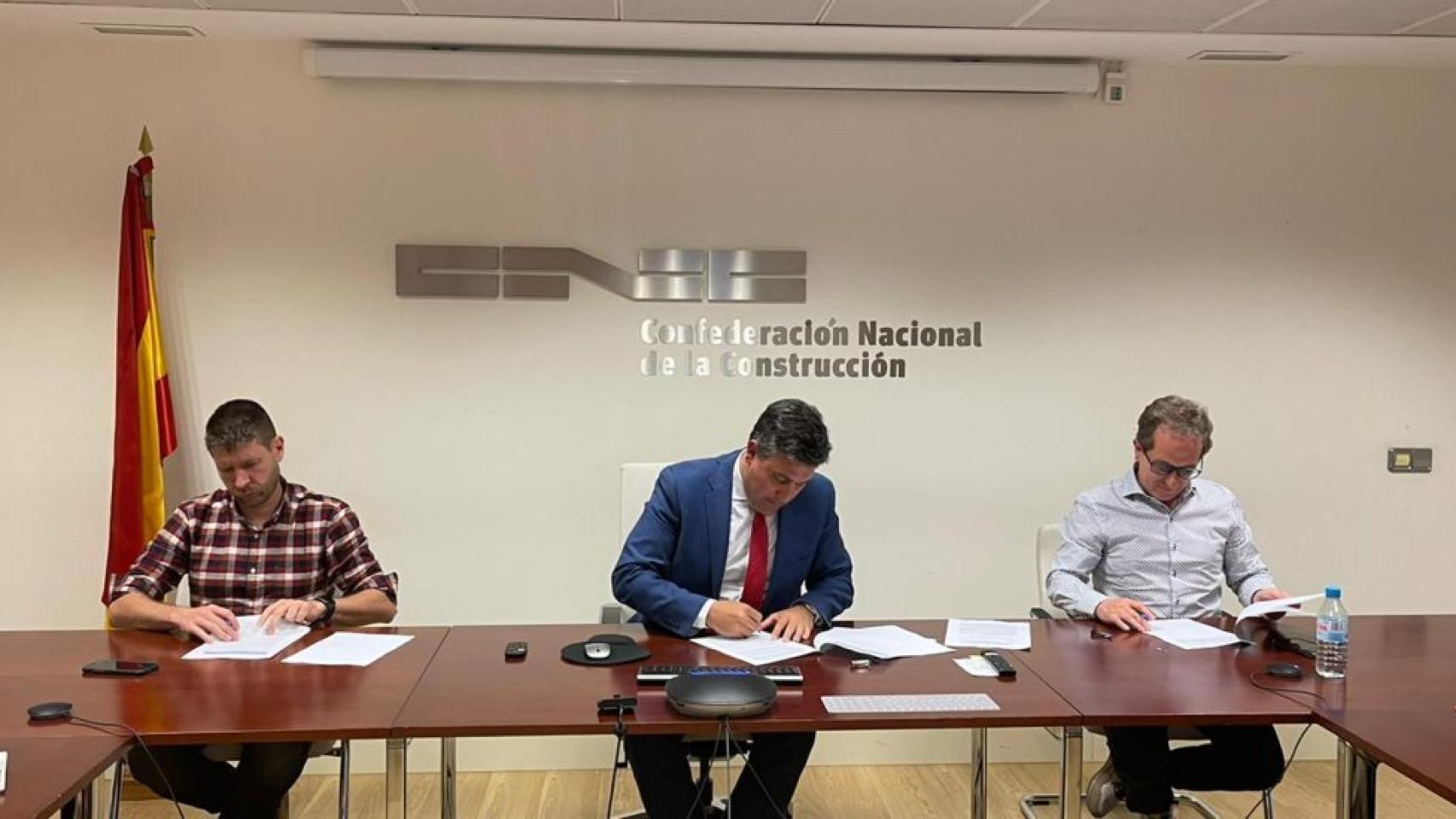 De izquierda a derecha, Daniel Barragán (secretario general de CCOO del Hábitat), Pedro Fernández Alén (presidente CNC) y Pedro Hojas (secretario general de UGT FICA)