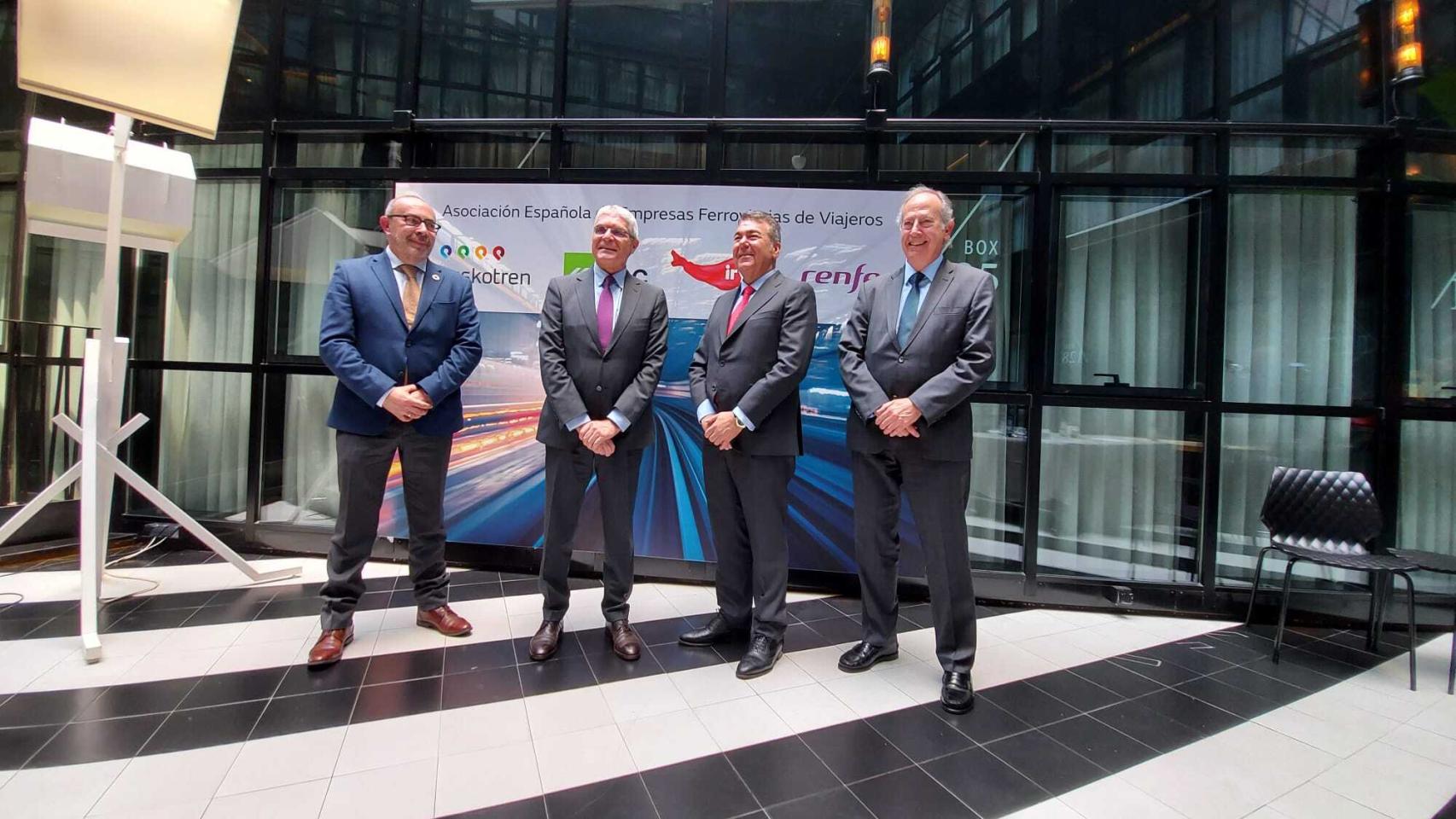 Acto de presentación de la Asociación Española de Empresas Ferroviarias de Viajeros. De izquierda a derecha: Javier Seoane, director General de Euskotren, Isaías Táboas, presidente de Renfe, Carlos Bertomeu, presidente de iryo, y Pere Calvet, director General de FGC.