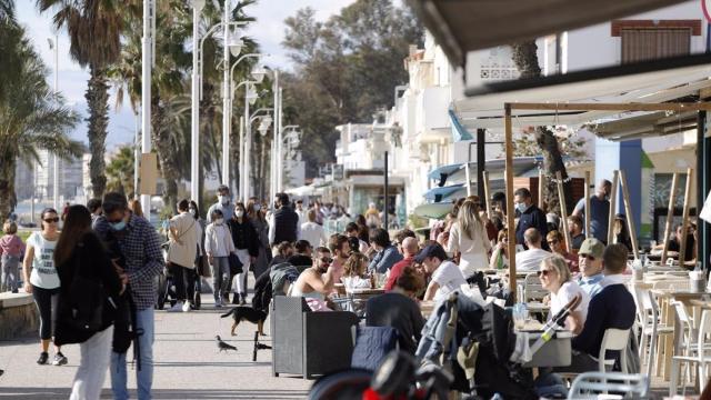 Imagen de varias terrazas de bares en el paseo de Pedregalejo, en Málaga.
