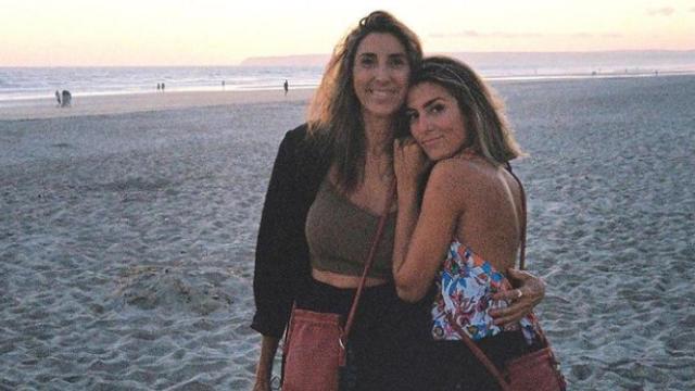 Madre e hija, en la playa.