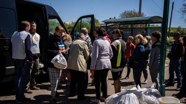La World Central Kitchen, ONG del chef español José Andrés, se encarga de repartir comida.