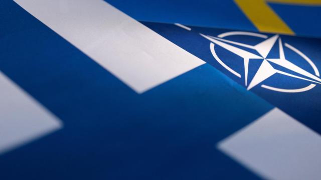 Las banderas de Finlandia, la OTAN y Suecia