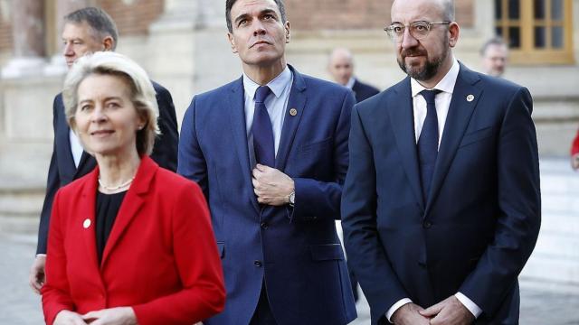 Pedro Sánchez junto a Ursula von der Leyen y Charles Michel, actual presidente del Consejo Europeo.