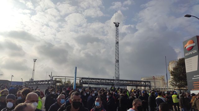 Concentración de trabajadores de empresas auxiliares ante la refinería de A Coruña