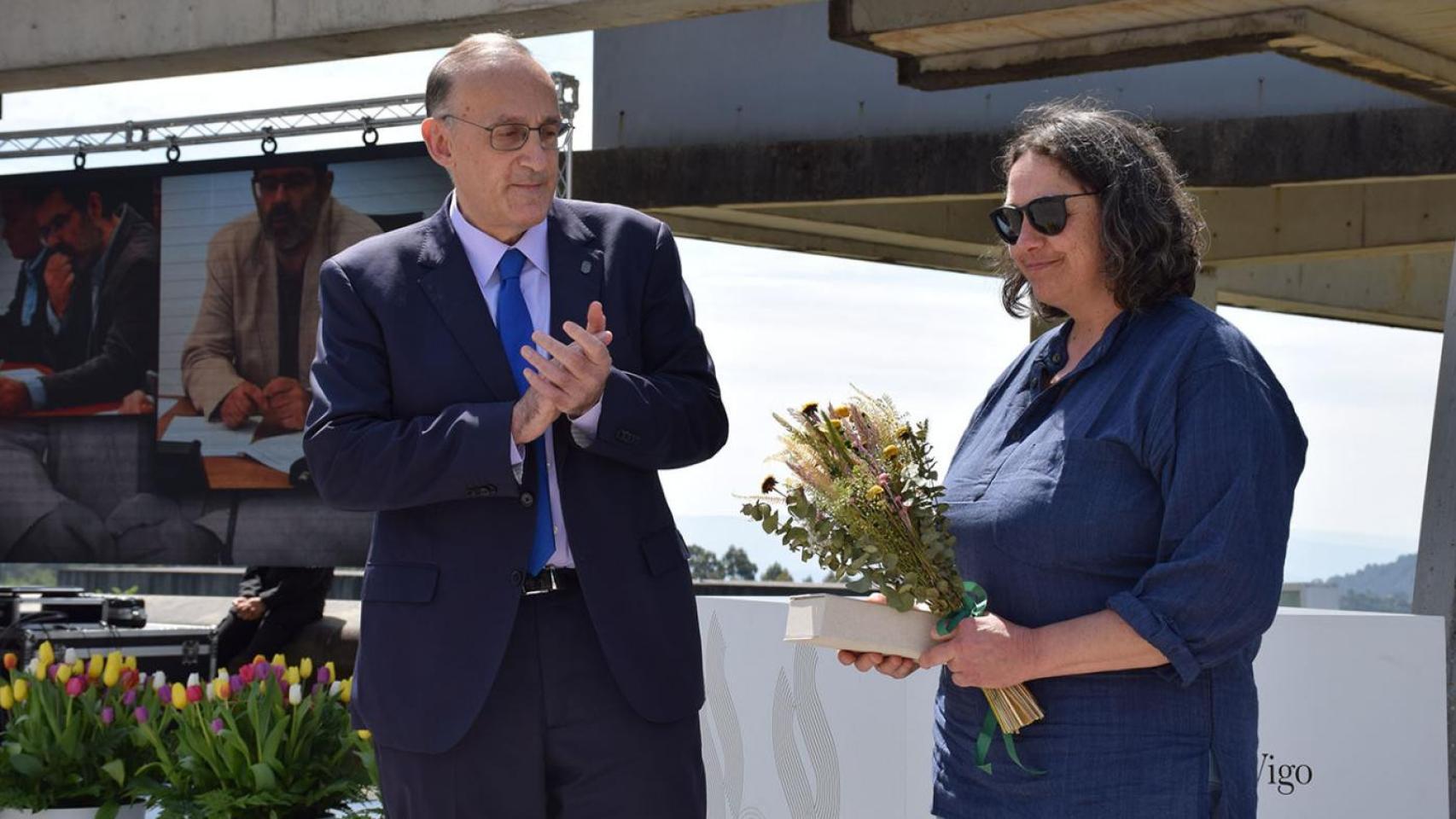 El rector entregó a la pareja de Ramos un ramo de flores y una caja con los recuerdos que los compañeros escribieron en su memoria.