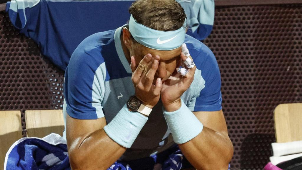 Rafa Nadal se lamenta en su asiento.