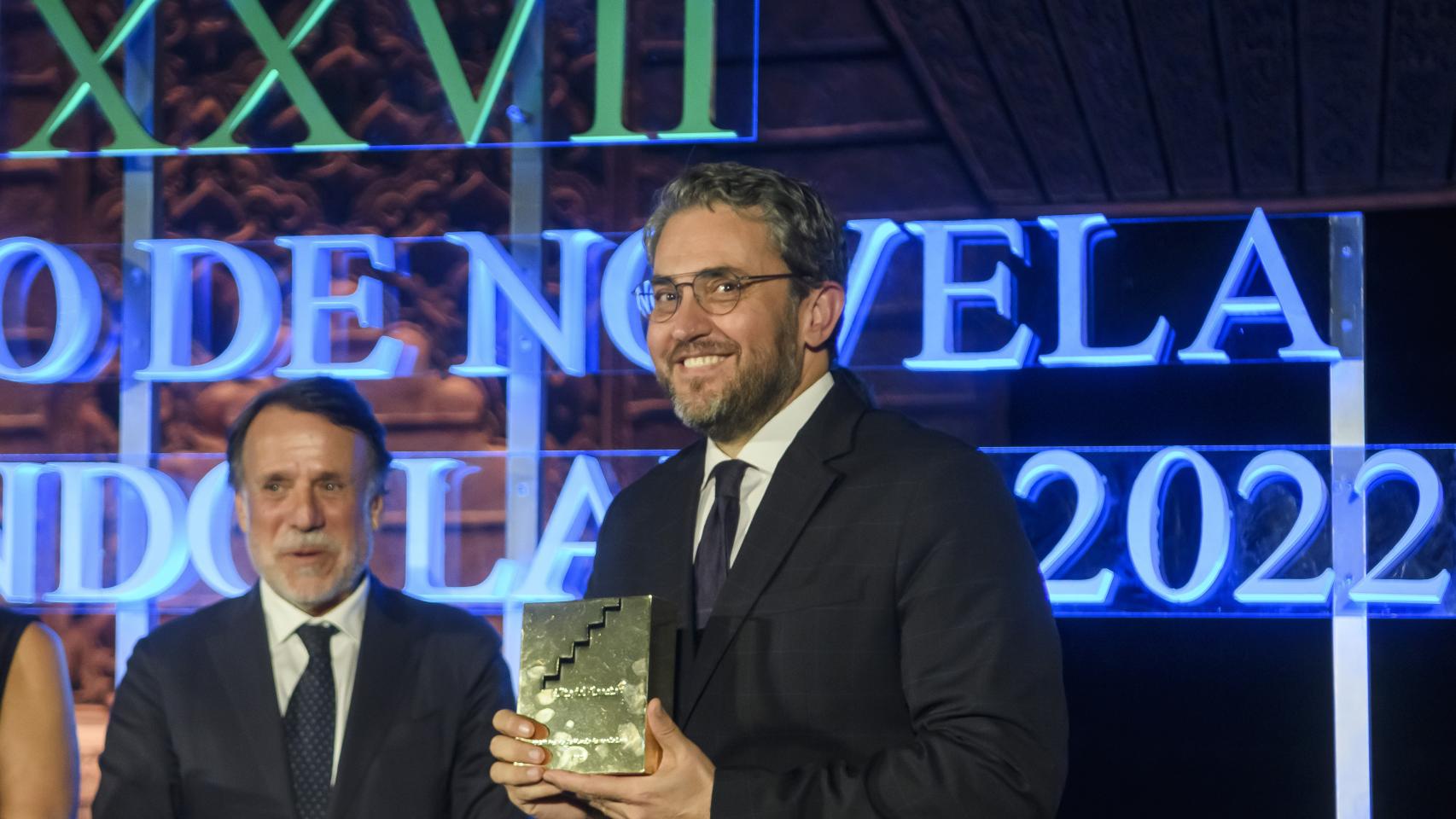 Máximo Huerta, recibiendo el galardón acompañado de José Crehueras. / Efe