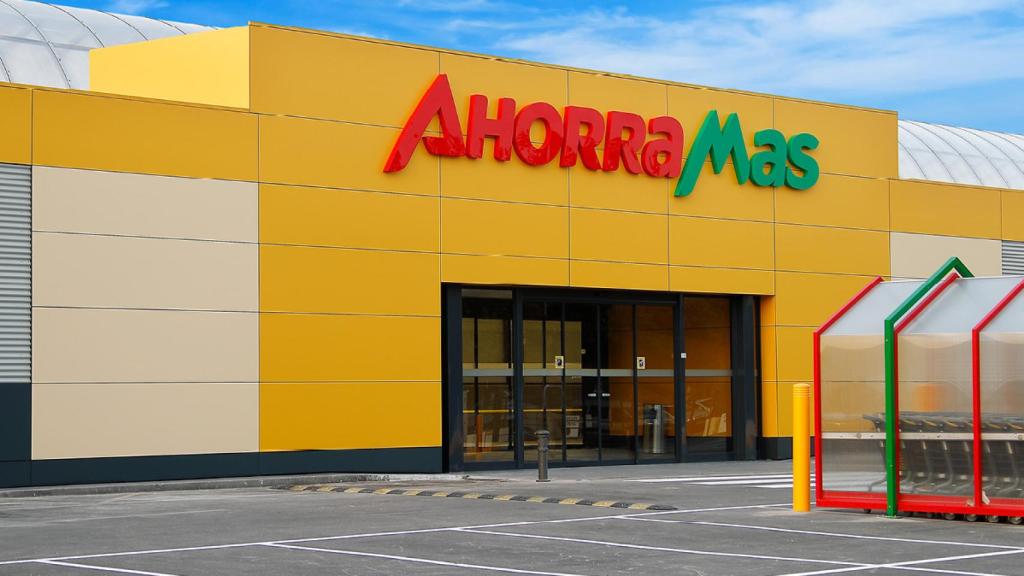 Fachada de una tienda reformada de Ahorramas.