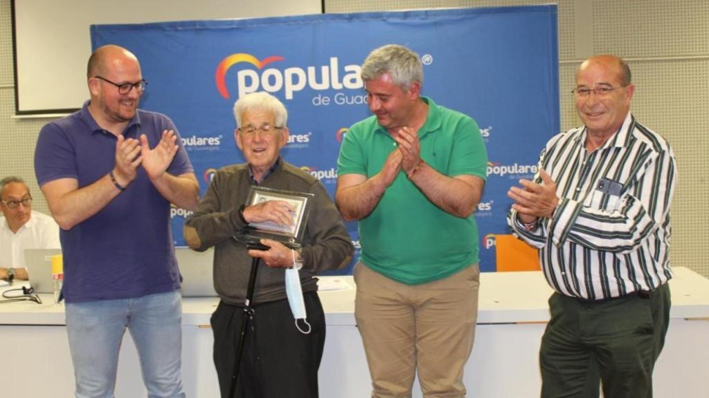 Homenaje del PP de Guadalajara al alcalde más veterano de Castilla-La Mancha.