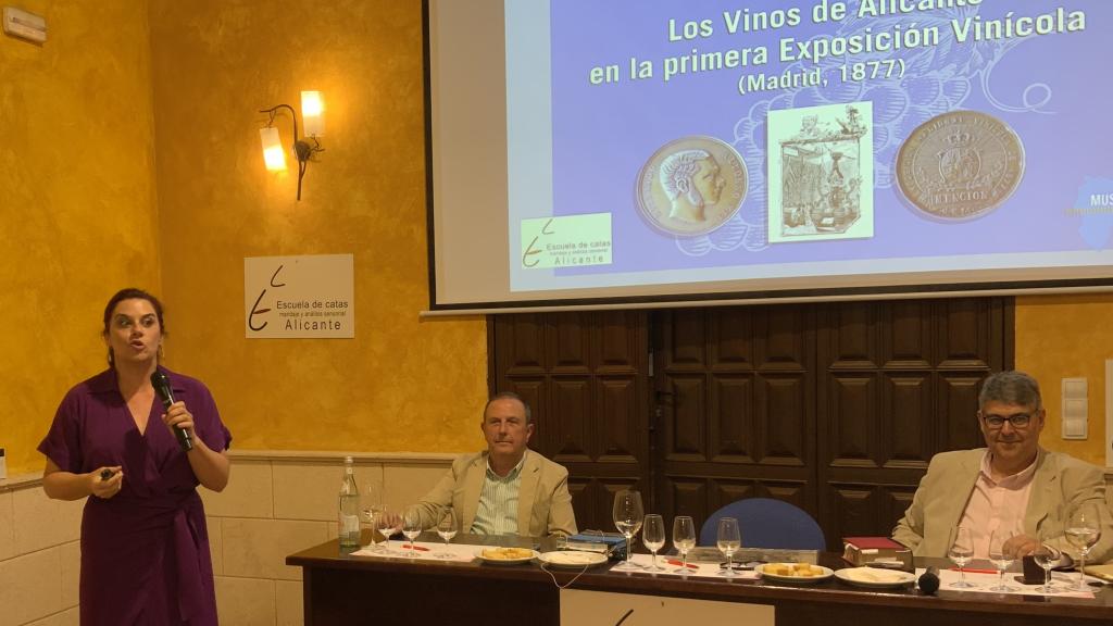 Verónica Quiles, en el inicio de la cata, con Rafa Poveda y David Beltrà en la mesa.
