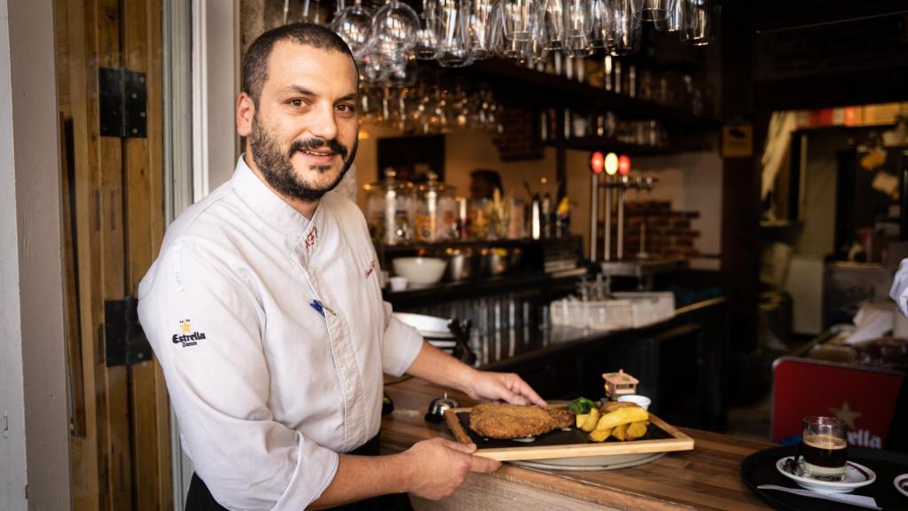 El chef Arsenio Figueroa sujetando el cachopo tradicional.