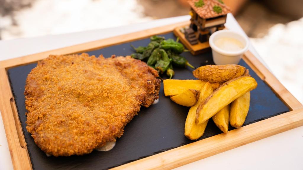 Probando el cachopo que ha recibido el premio al mejor de Madrid.