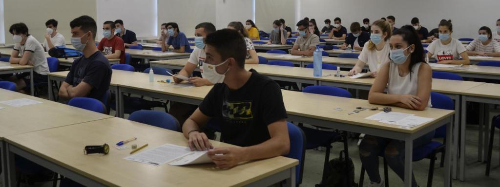 Alumnos murcianos realizando la Ebau en 2021.