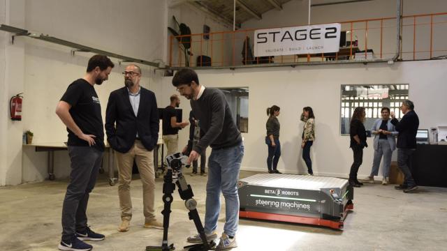 Oriol Pascual (segundo por la izquierda) en la nave de 560 metros cuadrados que Stage2 tiene en el barrio industrial de La Verneda, en la capital catalana.