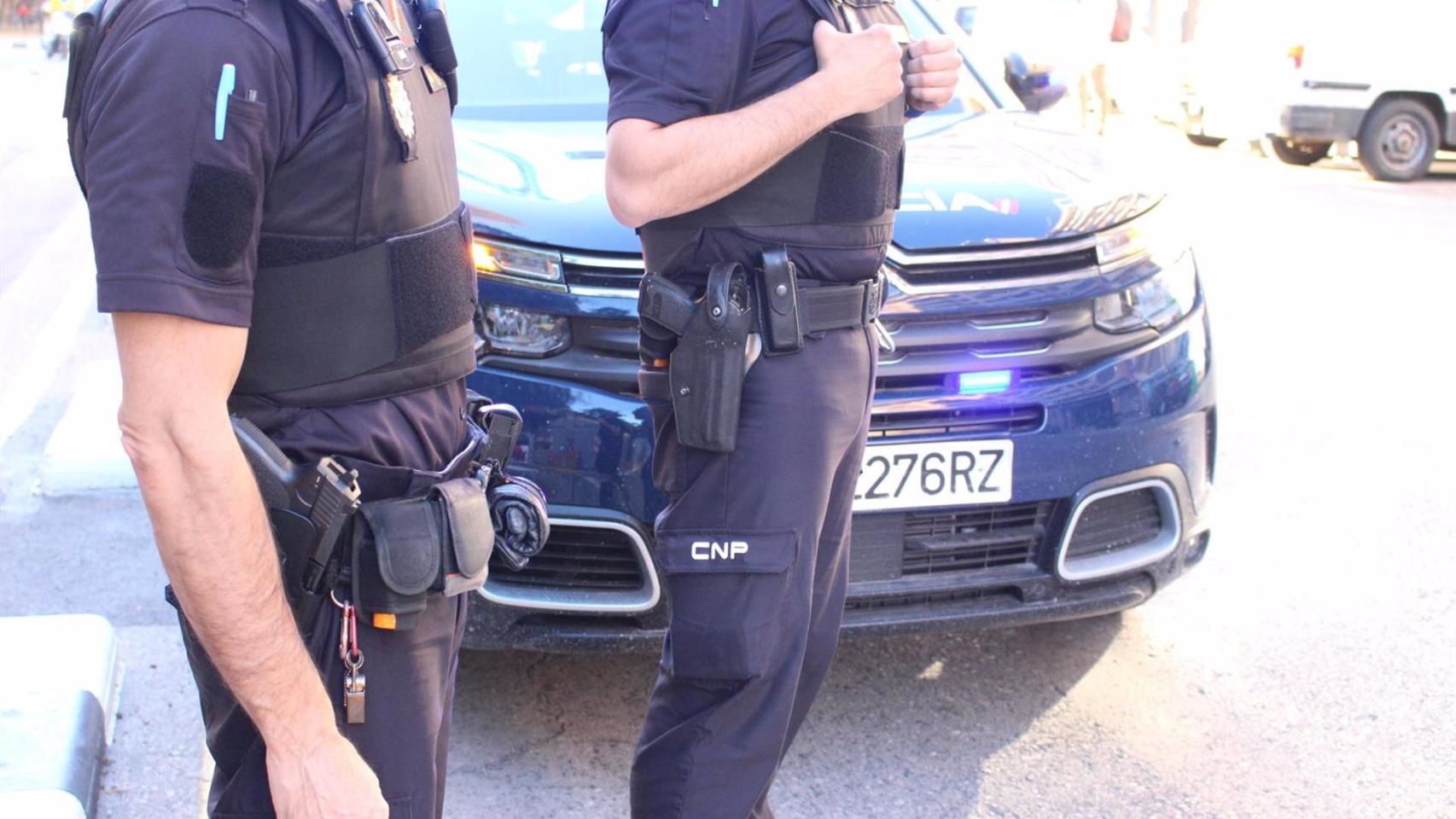 Dos agentes de la Policía Nacional.