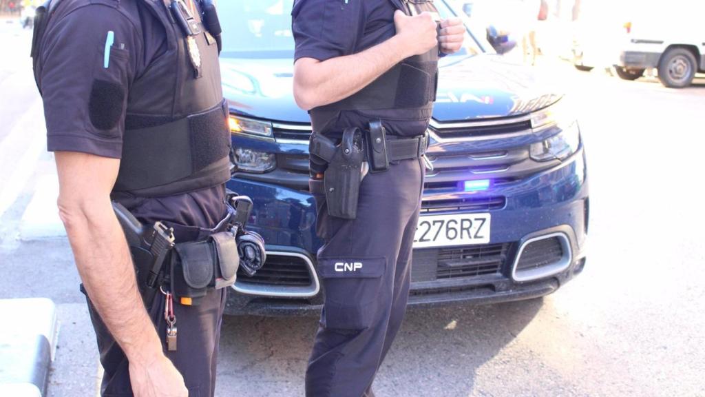 Dos agentes de la Policía Nacional.