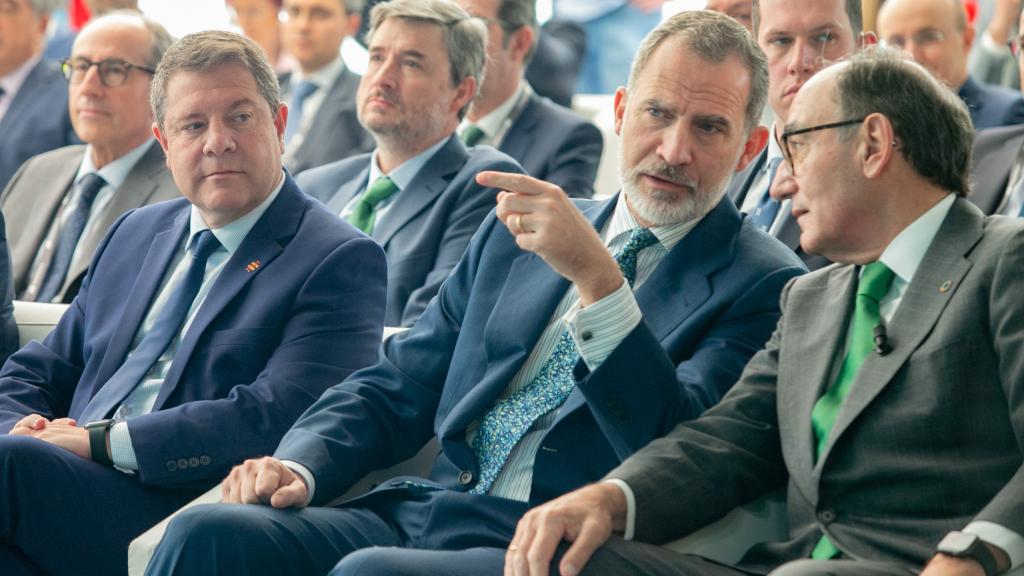 Emiliano García-Page, el rey Felipe VI e Ignacio Sánchez Galán, de izquierda a derecha.