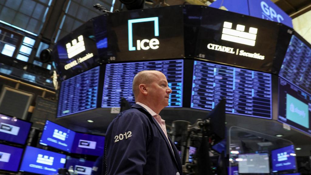 Un trader trabaja este jueves en el parqué de la Bolsa de Nueva York.