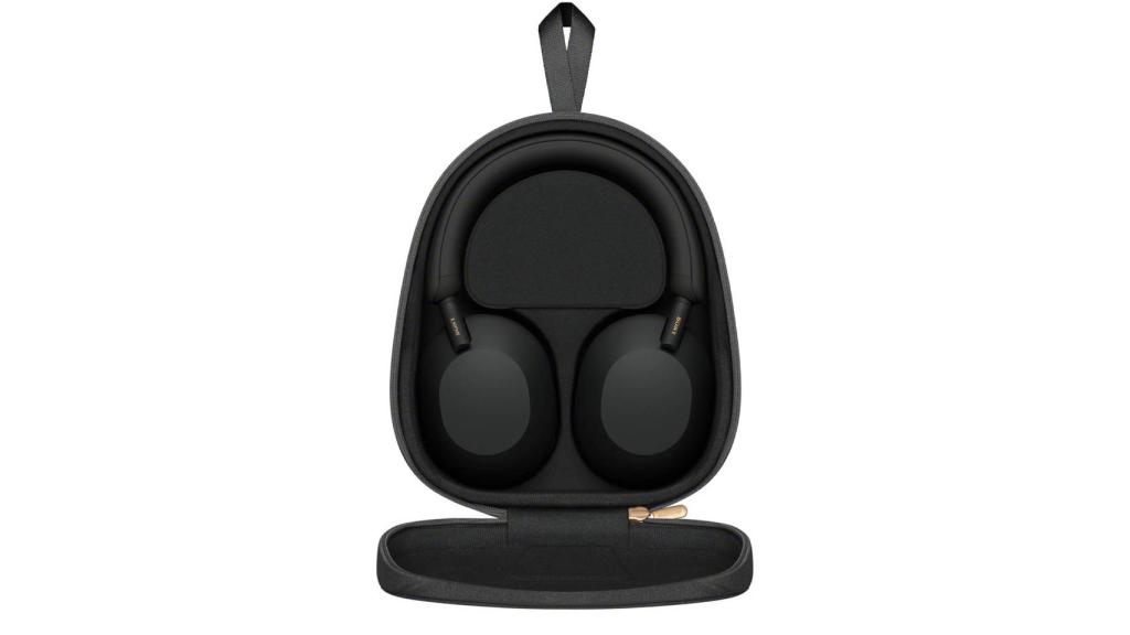 Sony WH-1000XM5 con su funda