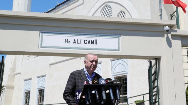 Tayyip Erdogan hablando ante la prensa este viernes en Estambul.