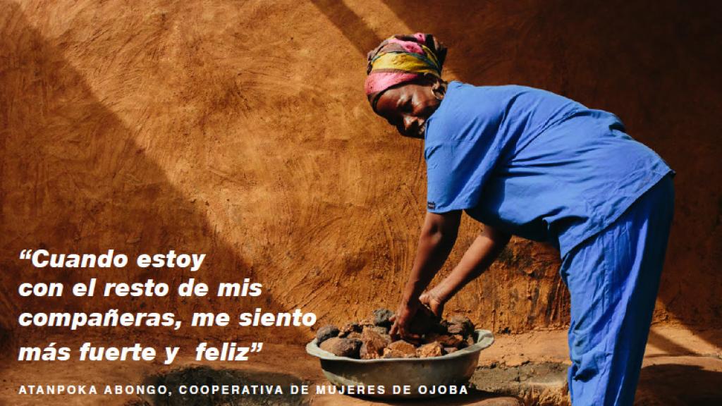 Atanpoka Abongo, una de las mujeres que hace manteca de karité.