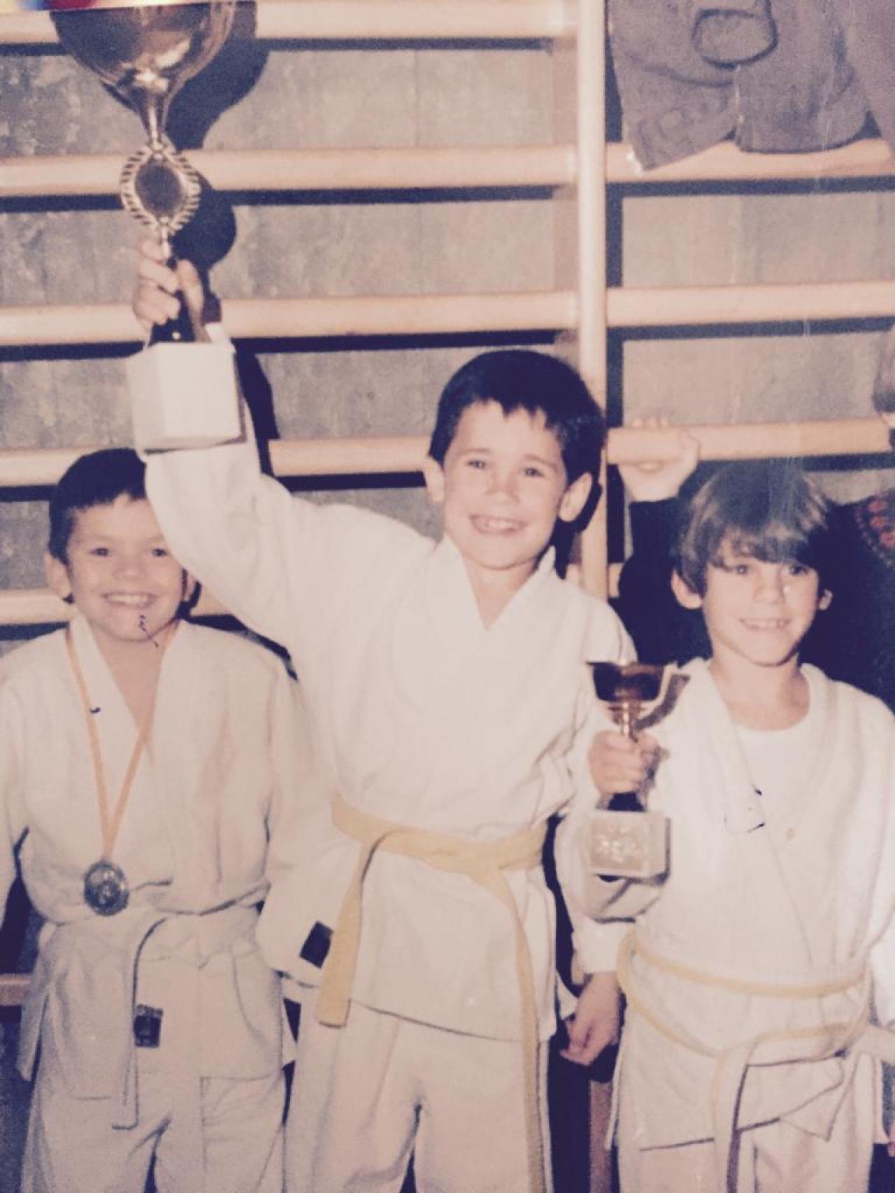 Jorge Blanco, de niño, ganando trofeos en Artes Marciales.