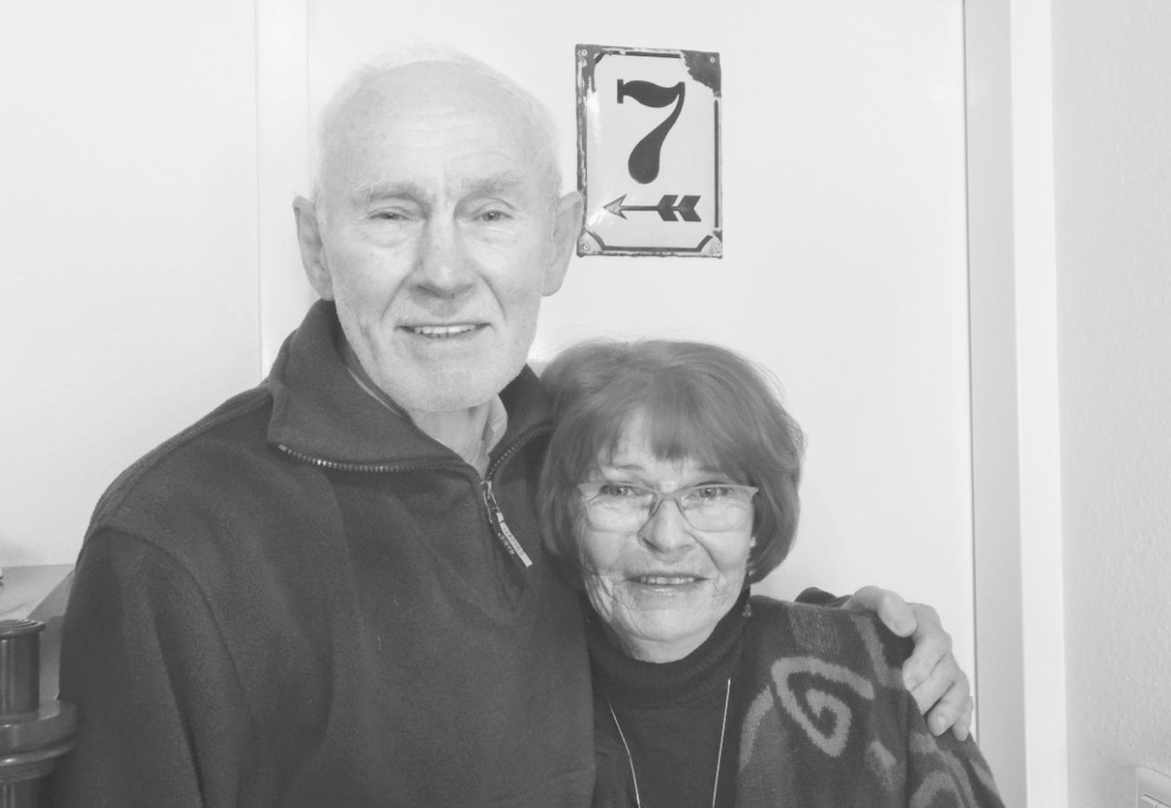 Joachim y su mujer, Evi, una de las evadidas, en su piso de Berlín. A su espalda, la antigua placa de cerámica de Schönholzer Strasse, 7.