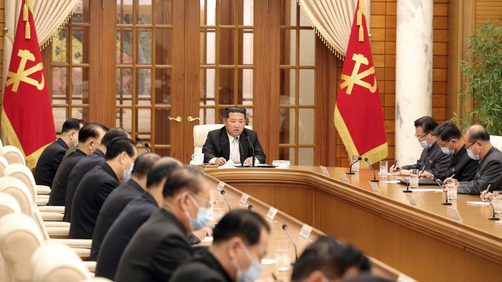 2022-05-12T004443Z_712308399_RC2C5U948TV9_RTRMADP_3_HEALTH-CORONAVIRUS-NORTHKOREA