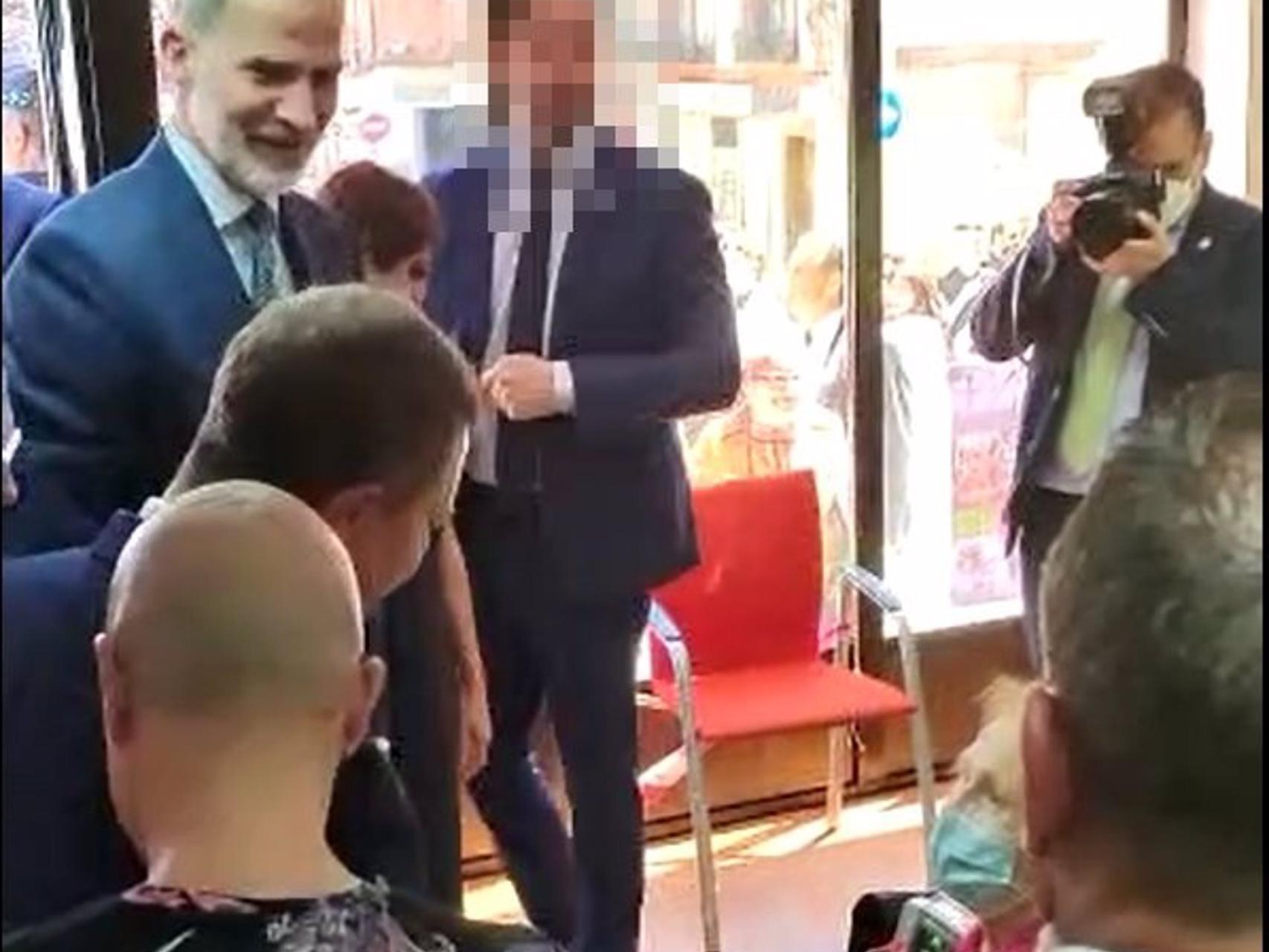 El Rey Felipe se salta el protocolo en Puertollano (Ciudad Real) para interesarse por una mujer indispuesta. Foto: Europa Press