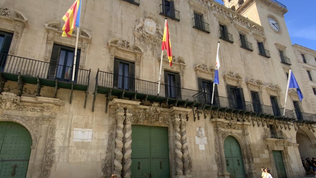 Fachada frontal del Ayuntamiento de Alicante.