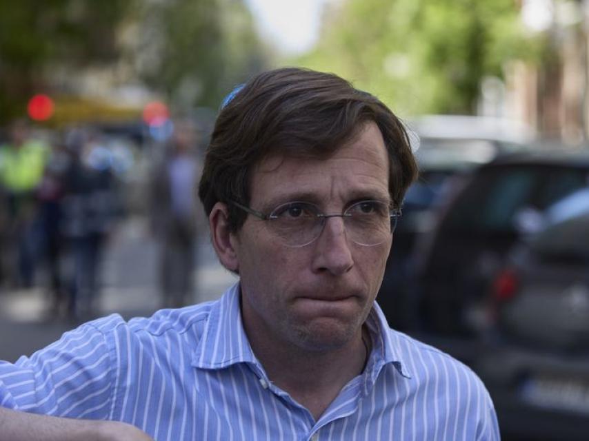 El alcalde de Madrid, José Luis Martínez Almeida, en los alrededores del incidente.