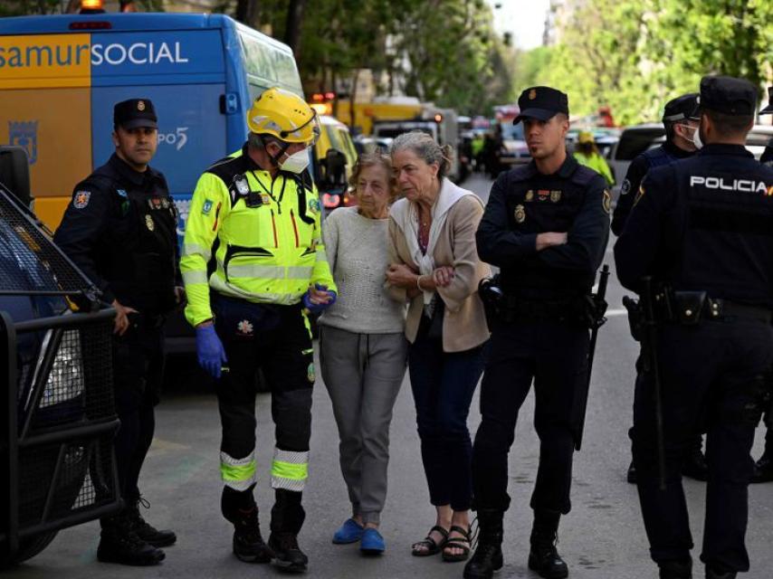 Los servicios de Emergencias socorren a dos vecinas.