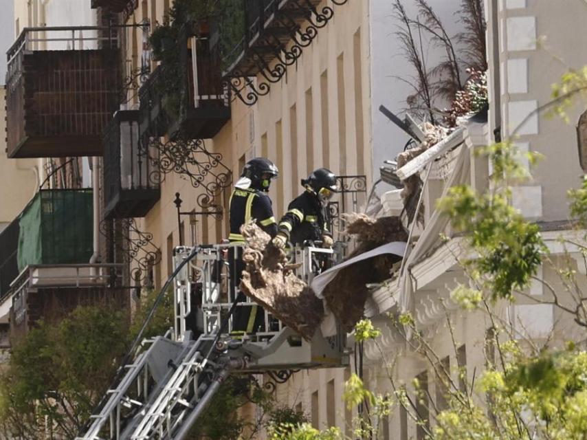 Bomberos de Madrid reconociendo el lugar de los hechos.