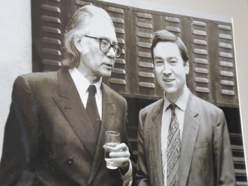 El escritor, junto al entonces director de El Mundo, Pedro J. Ramírez, en los años '90.