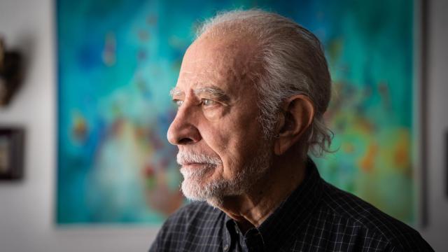 El académico y escritor José María Merino en su casa de Madrid.