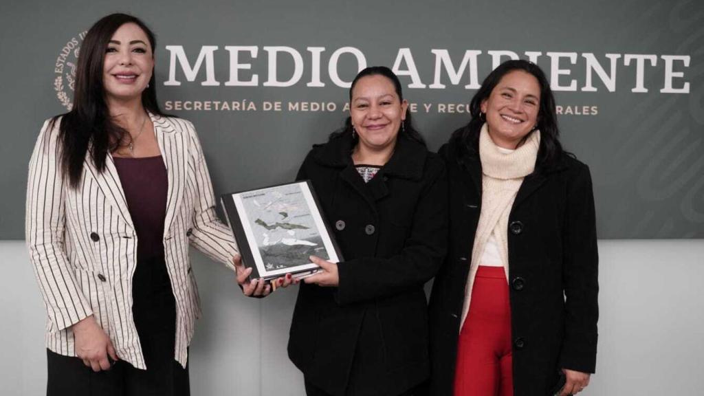 La periodista Laura Barranco (primera por la derecha), amenazada de muerte en México.