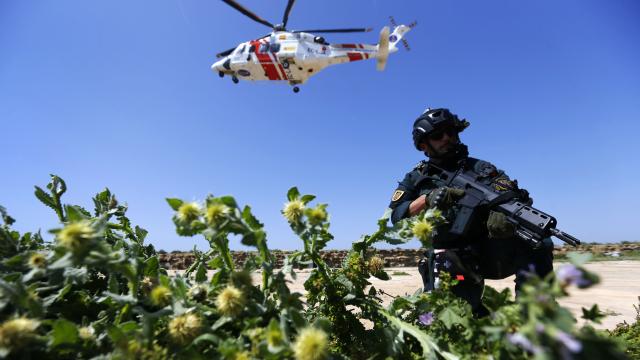 Tabarca ensaya cómo actuar frente al ataque de un terrorista.